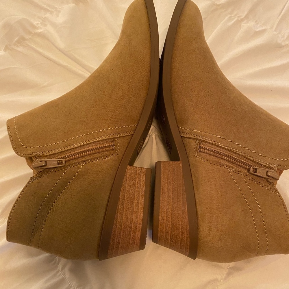 Brand new tan boots size 9